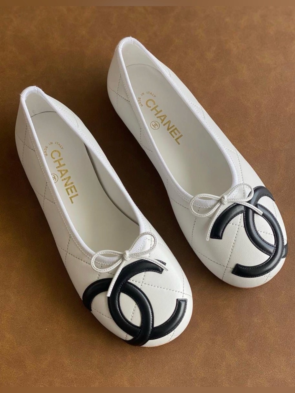 CHANEL CAMBON COCO BEACH 2026M FLATS WHITE LEATHER BLACK/WHITE CC LOGO 37